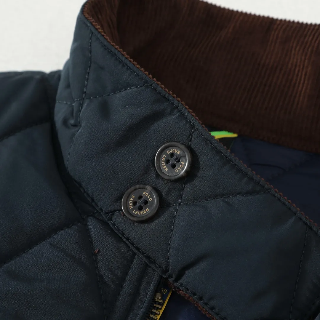 P350 #R57 Ralpah Lauren/Ralph Lauren Diamond Check Stand Collar Veteran Cotton Jacket Uniform British Retro Style for Men and Women Item No. RL17381 Classic Diamond Henley Lavalier Thin Cotton Jacket Simple yet stylish corduroy trimmed cuffs Collar Can be straight folded Two-wear, half-high collar front double-button closure, front full zipper Fabric has a certain anti-water effect, classic forever , there are adjustable buckle tabs at the back waist. Delicate embroidery of the pony on the left side of the chest is retro and timeless. Color: black, navy blue, brown, army green. Size: M L